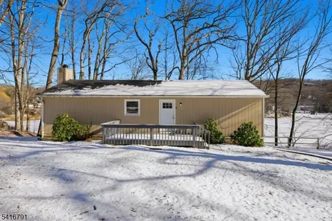 6 Tomahawk Trl, Lake Hopatcong, NJ 07849