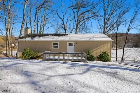 6 Tomahawk Trl, Lake Hopatcong, NJ 07849