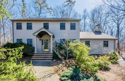 9 Buckhaven Trl, Stockholm, NJ 07460