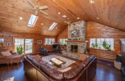 9 Buckhaven Trl, Stockholm, NJ 07460