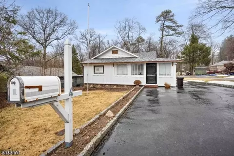 4 Dead End Rd, Newfoundland, NJ 07435