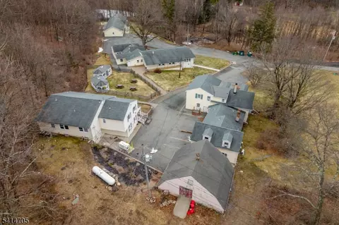 240 Longhouse Dr, Hewitt, NJ 07421