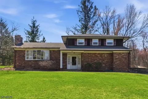 3 Manor Dr, Newton, NJ 07860