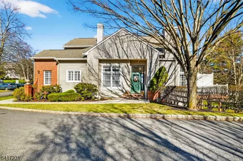 20 Conklin Ct, Roseland, NJ 07068