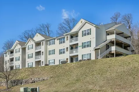 1636 King Ct, Green Brook, NJ 08812