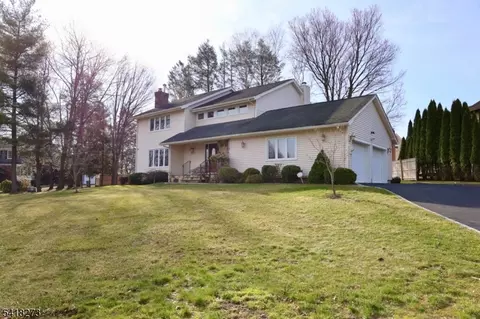 2 Edith Ct, East Hanover, NJ 07936