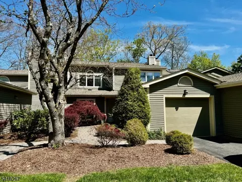 25 Stone Row Ln, Oak Ridge, NJ 07438