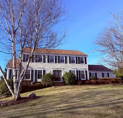 11 Beechnut Dr, Long Valley, NJ 07853