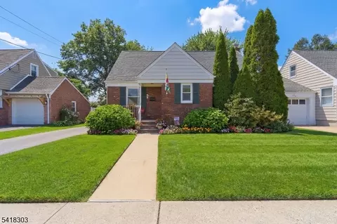 47 Peek St, Rochelle Park, NJ 07662