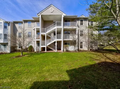 11 Lindsey Ct, Franklin Park, NJ 08823