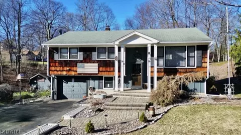 5 Lenape Trl, Oak Ridge, NJ 07438