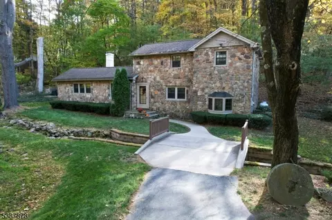 63 Sanatorium Rd, Glen Gardner, NJ 08826