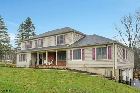3 Esther Ct, Chester, NJ 07930