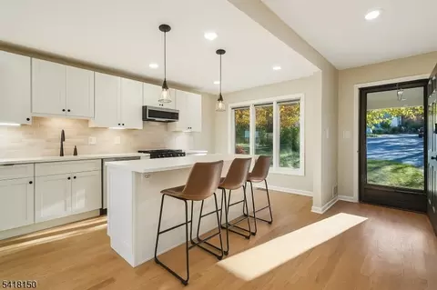 16 Minnisink Dr, Roseland, NJ 07068