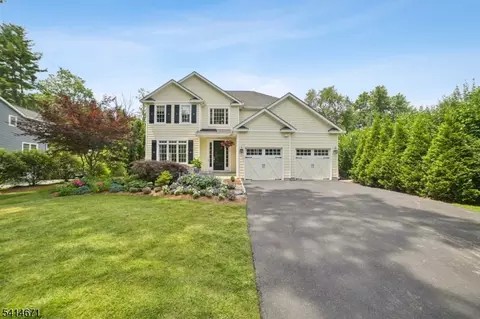 44 Millbrook Rd, New Vernon, NJ 07976