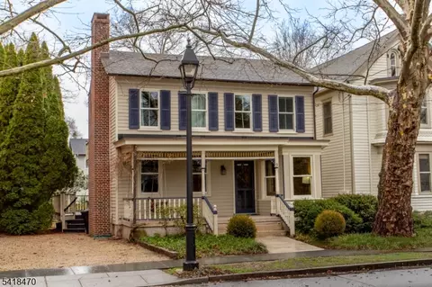 9 Bridge St, Stockton, NJ 08559