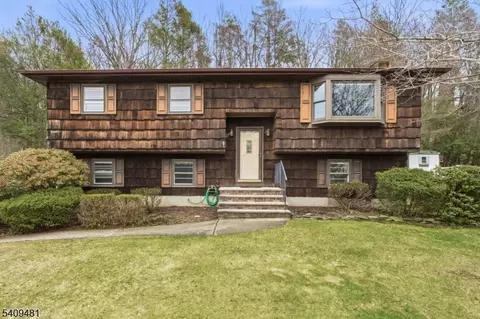 9 Hemlock Dr, Franklin, NJ 07416