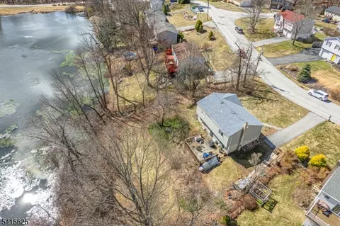 40 Hummingbird Trl, Highland Lakes, NJ 07422
