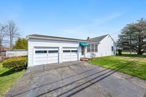 4 Oak Ridge Rd, Clifton, NJ 07013