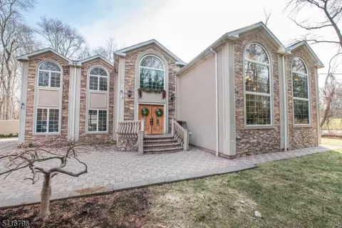 35 Waughaw Rd, Towaco, NJ 07082