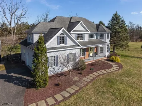 4 Cheshire Ct, Lebanon, NJ 08833