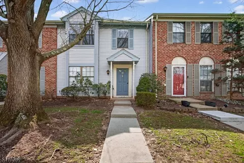 66 Pear Tree Ln, Franklin Park, NJ 08823
