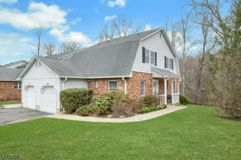 30 Coachlight Dr, Chatham Twp, NJ 07928