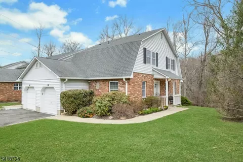 30 Coachlight Dr, Chatham Twp, NJ 07928