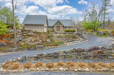 10 Hemlock Ave, Newton, NJ 07860