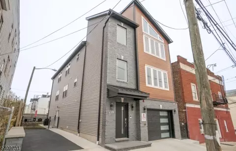 319 Renner Ave, Newark, NJ 07112