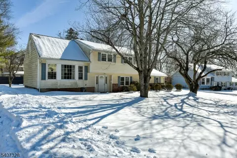 8 Crest Dr, Bound Brook, NJ 08805