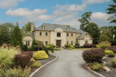 8 Pineview Ln, Boonton, NJ 07005