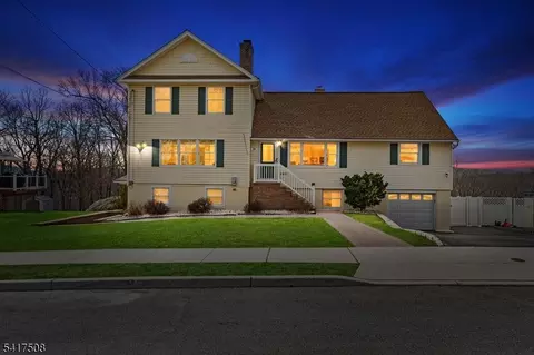 50 Hilltop Ter, Bloomingdale, NJ 07403