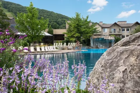 2 Chamonix Dr #333, Vernon, NJ 07462