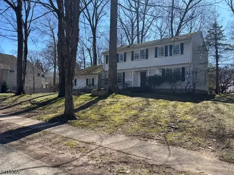 225 Navajo Dr, Wyckoff, NJ 07481