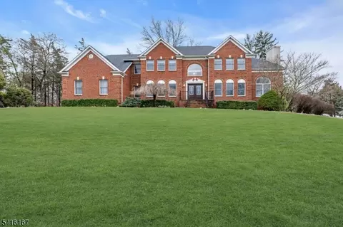 4 Dumont Ct, Bridgewater, NJ 08807