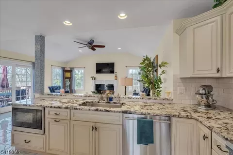 49 Laguna Dr, Wayne, NJ 07470 photo 6