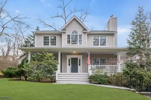 72 Gillette Rd, Gillette, NJ 07933