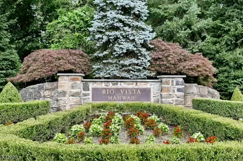 34 Crocker Mansion Dr, Mahwah, NJ 07430