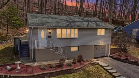 116 Rafkind Rd, Bloomingdale, NJ 07403
