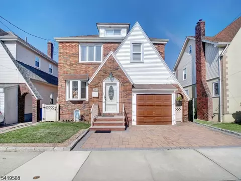 569 Monroe Pl, Ridgefield, NJ 07657