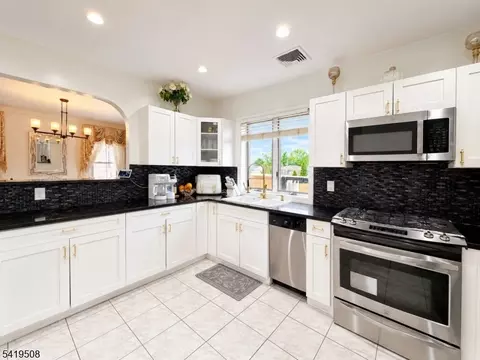 569 Monroe Pl, Ridgefield, NJ 07657