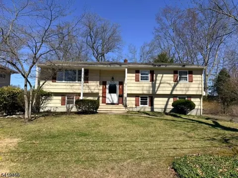 32 Lake Dr, Boonton, NJ 07005