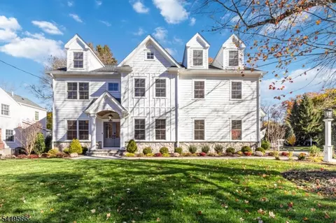 2 Whitman Dr, Chatham Twp, NJ 07928