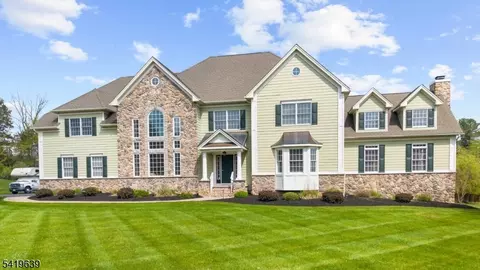4 Steinbeck Ct, Milford, NJ 08848