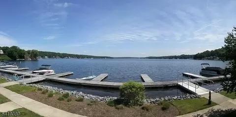 39 Lakeshore Dr, Mount Arlington, NJ 07856
