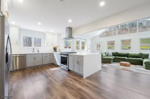 224 Gates Ave, Gillette, NJ 07933