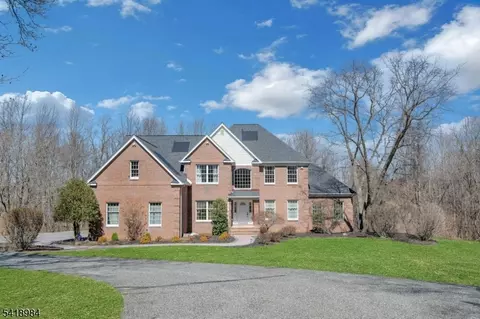 5 Noble Ct, Long Valley, NJ 07853