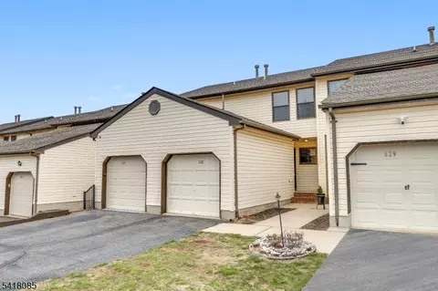 628 Almond Ct, Flemington, NJ 08822