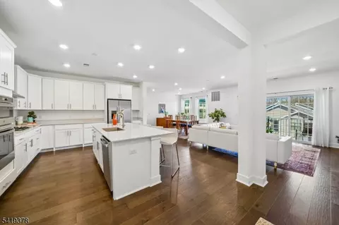 15 Whitney Ave, Morris Plains, NJ 07950